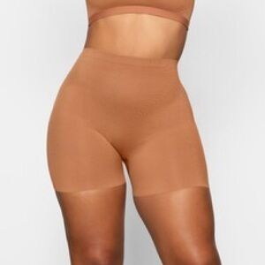 SKIMS Seamless Shapewear Shorts Warm Nude